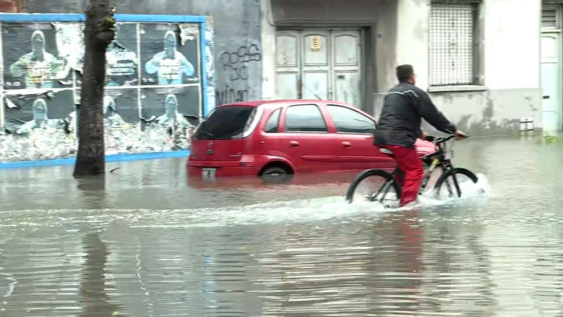 Fuertes tormentas en Buenos Aires dejan calles inundadas, vuelos demorados y caída de árboles