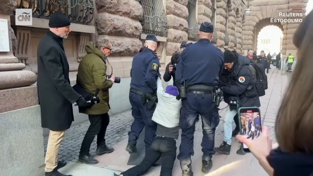 Greta Thunberg es arrastrada por la policía en una protesta climática