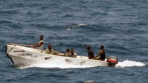 Imágenes muestran a un grupo armado asaltando un barco en Somalia
