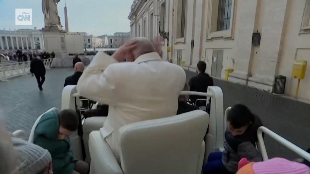 Ráfaga de viento arranca el gorro del papa Francisco en el papamóvil