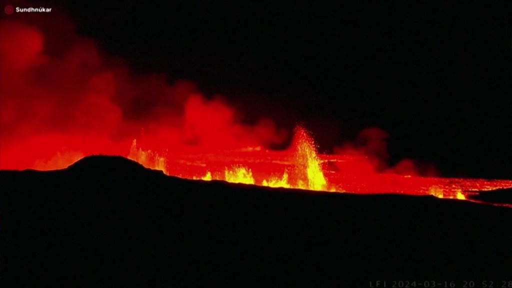 Así fluye la lava de este volcán de Islandia