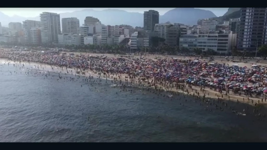 Playas de Río de Janeiro abarrotadas ante calor sin precedentes