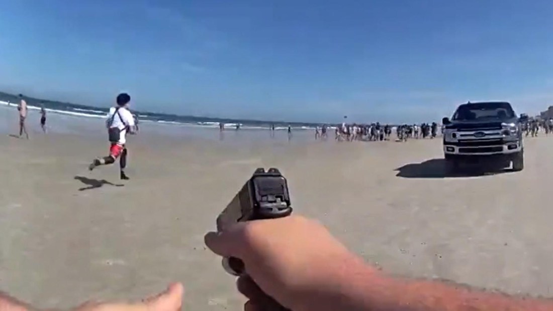 Adolescente amenaza con un arma en una playa llena de personas