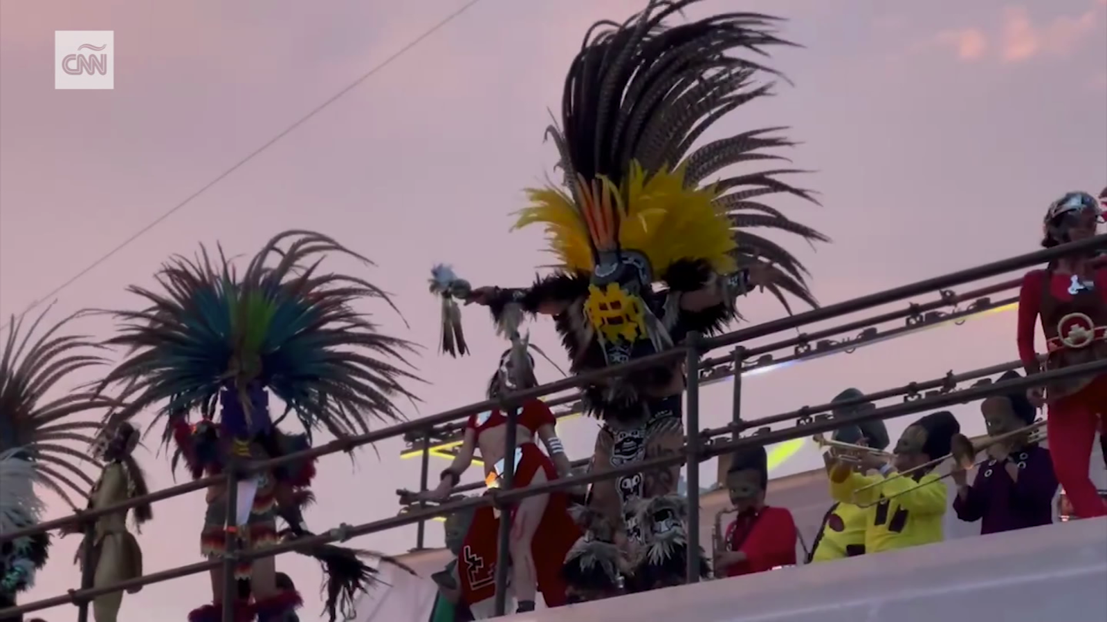 Changuitos, música y lucha libre en el segundo día del Vive Latino 2024 -  Video