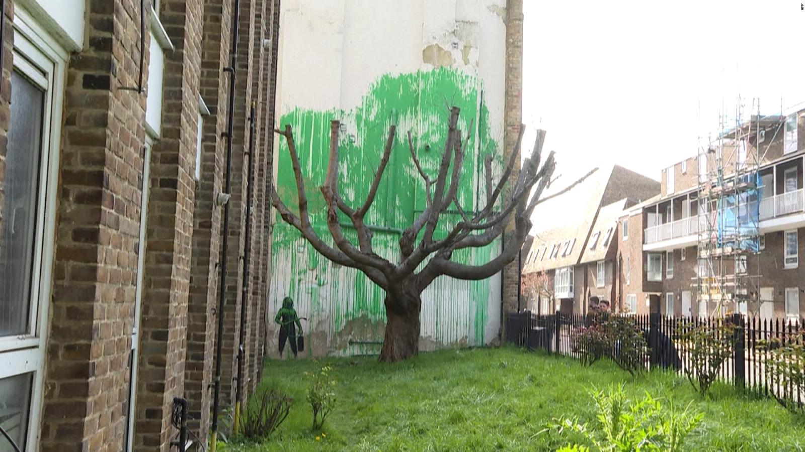 Así es el nuevo mural de Banksy en Londres: un árbol pintado | Video