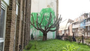 Así es la nueva obra de Banksy en Londres: un mural detrás de un árbol