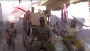 En Grecia festejan el final del carnaval con una "guerra de harina"