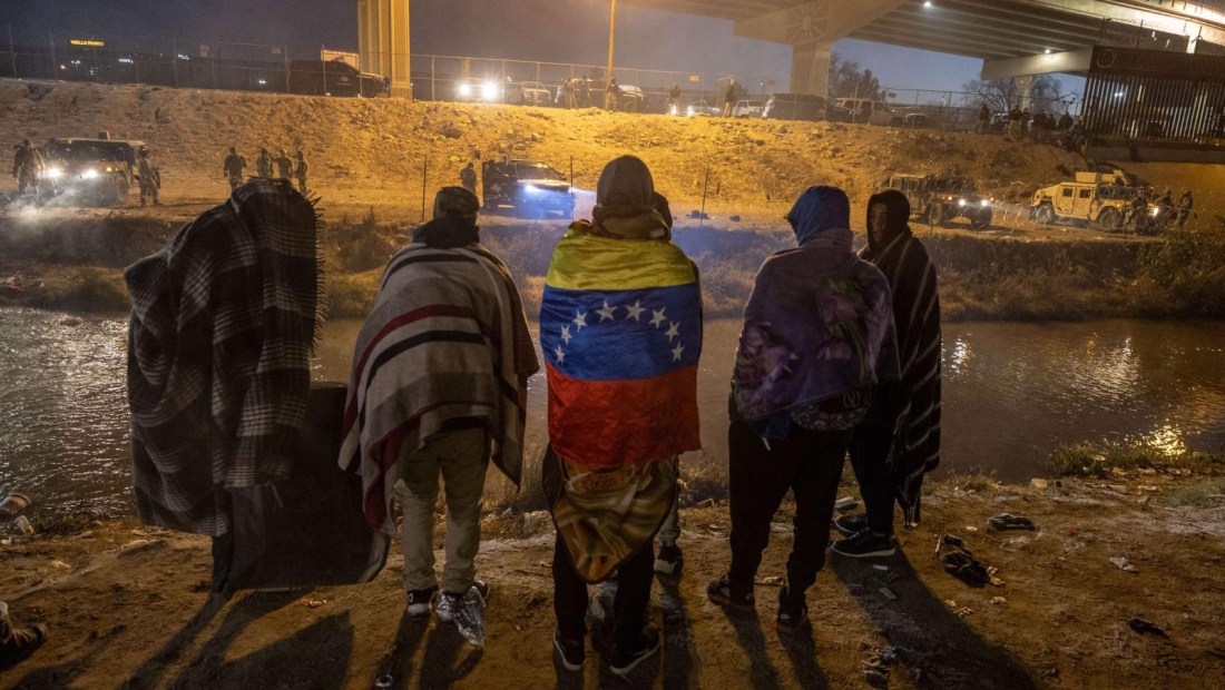 ¿Es sostenible para México dar dinero a migrantes venezolanos deportados?