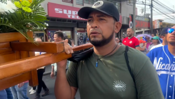 Nicaragüenses refugiados en Costa Rica reúnen para realizar viacrucis