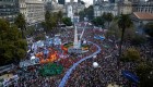 Miles marchan en Argentina por el "Día de la Memoria"