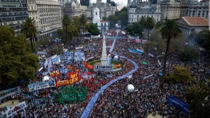 Miles marchan en Argentina por el "Día de la Memoria"