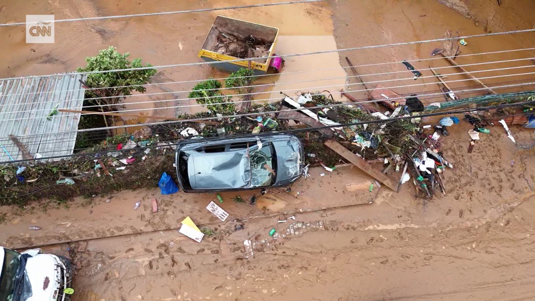 Video: camión de bomberos volcado por fuertes lluvias en Brasil
