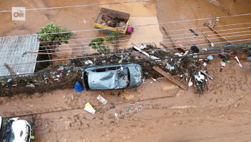 Video: camión de bomberos volcado por fuertes lluvias en Brasil