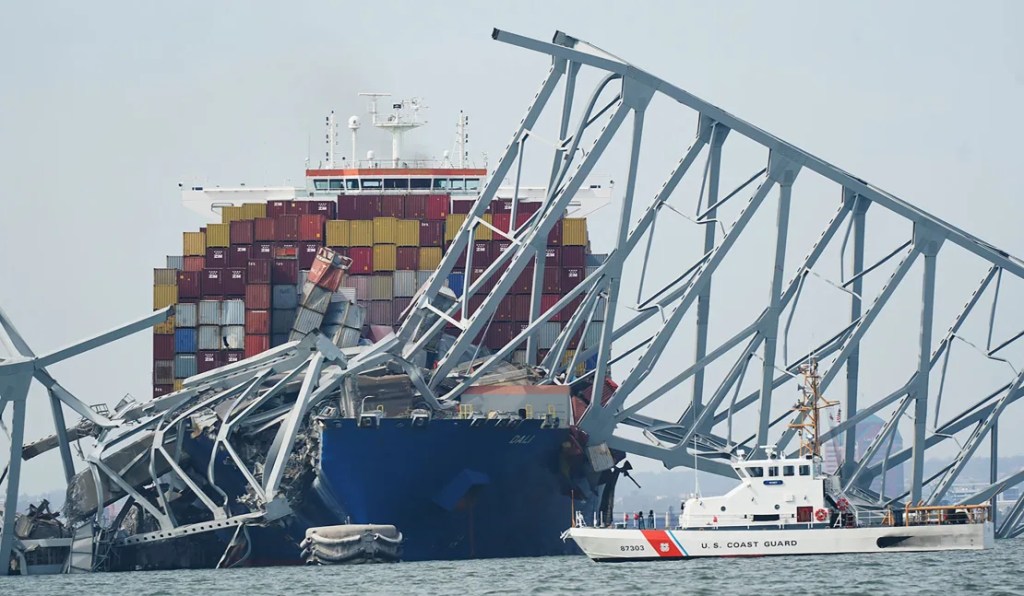 Un guardacostas pasa junto al carguero que derribó el puente Francis Scott Key en Baltimore. (Crédito: Steve Helber/AP)