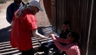 Esta pareja de voluntarios presta ayuda a migrantes en la frontera