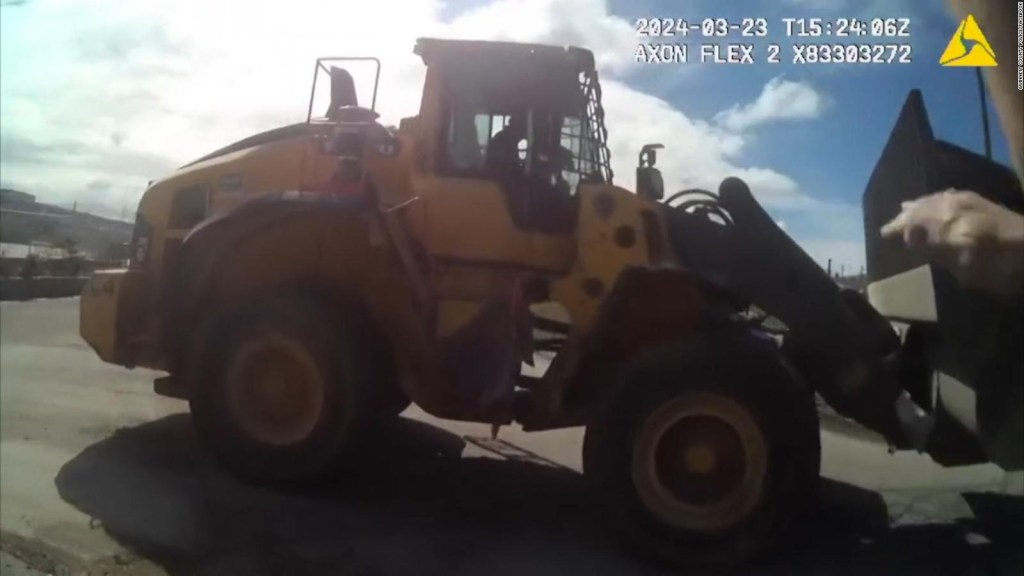 Policías intentan detener a un tractor de pala frontal de más de 34.000 kilos