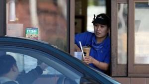 Aumenta a US$ 20 la hora el trabajo en locales de comida rápida de California