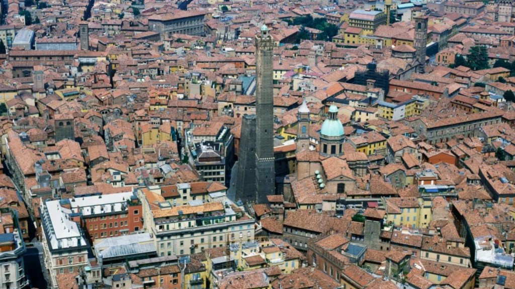 Hay otra torre inclinada en Italia. Conócela