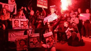 "No estamos ganando... esta farsa debe terminar", dice un familiar de un rehén israelí