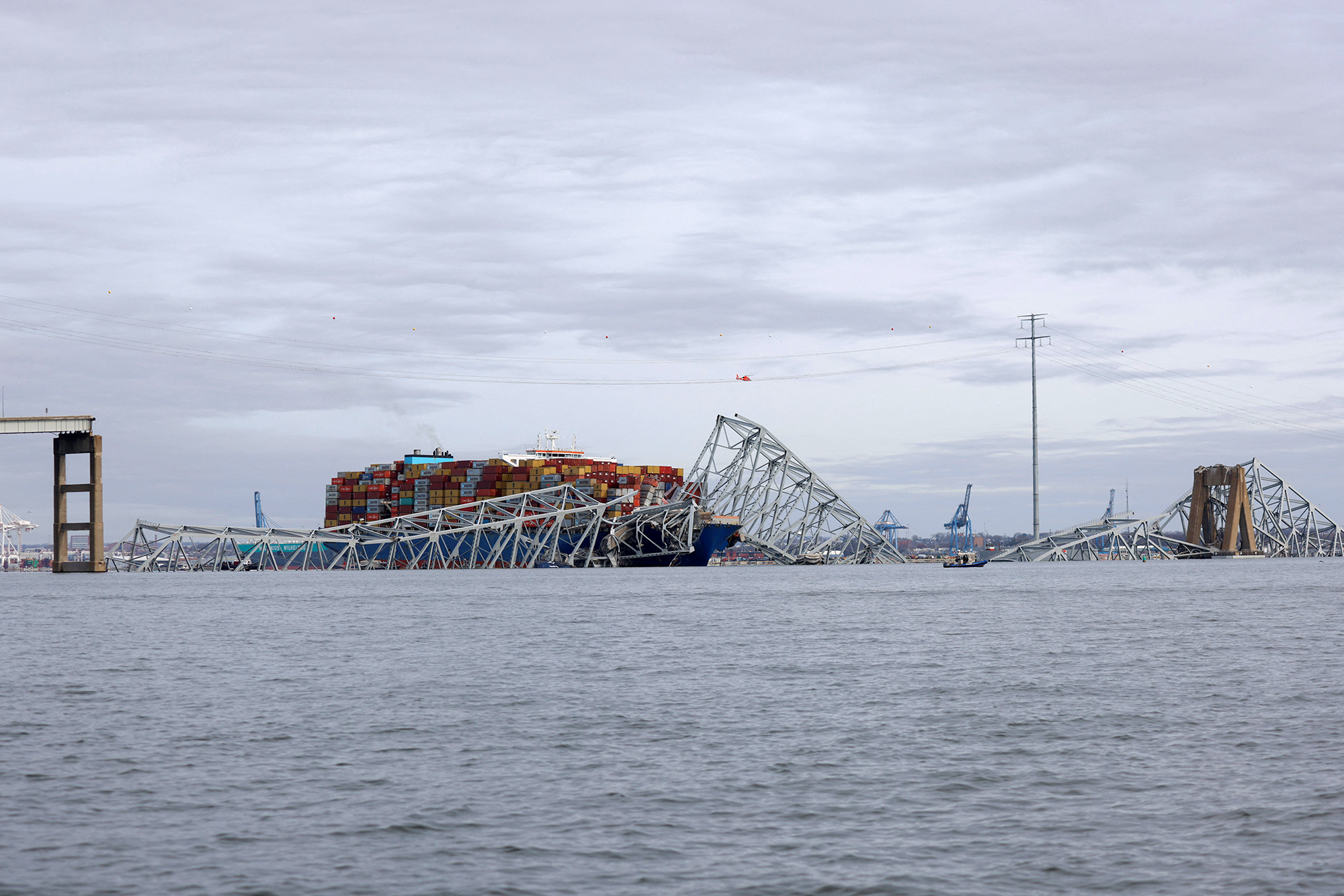 Kapal barang Daly bertabrakan dengan Jembatan Francis Scott Key, menyebabkannya runtuh, di Baltimore, Maryland, pada 26 Maret.  (Kredit: Julia Nickinson/Reuters)