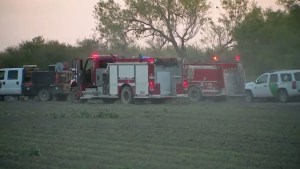 La Patrulla Fronteriza y socorristas en la escena de un accidente de helicóptero en el condado de Starr, Texas, el 8 de marzo de 2024. (Crédito: KRGV)