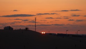 El sol se oculta detrás de un campamento para palestinos desplazados en Rafah, en el sur de Gaza, en la víspera del mes sagrado musulmán del Ramadán, el 10 de marzo de 2024, en medio de las batallas en curso entre Israel y el grupo militante Hamas. (Crédito: MOHAMMED ABED/AFP vía Getty Images)