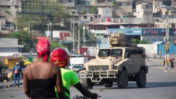 Vehículos armados de la Policía controlan el perímetro de la comisaría incendiada el día anterior por bandas armadas, en Puerto Príncipe, Haití, el 6 de marzo de 2024. (Crédito: CLARENS SIFFROY/AFP vía Getty Images)