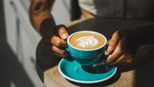 Esa taza de café matutina puede afectarte de forma distinta a ti que a tu amigo. (Crédito: Oleg Breslavtsev/Moment RF/Getty Images)