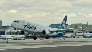 Un Boeing 737 de Alaska Airlines despega del Aeropuerto Internacional de Los Ángeles en Los Ángeles, California, el 6 de marzo de 2024. (Crédito: DANIEL SLIM/AFP vía Getty Images)