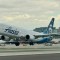 Un Boeing 737 de Alaska Airlines despega del Aeropuerto Internacional de Los Ángeles en Los Ángeles, California, el 6 de marzo de 2024. (Crédito: DANIEL SLIM/AFP vía Getty Images)