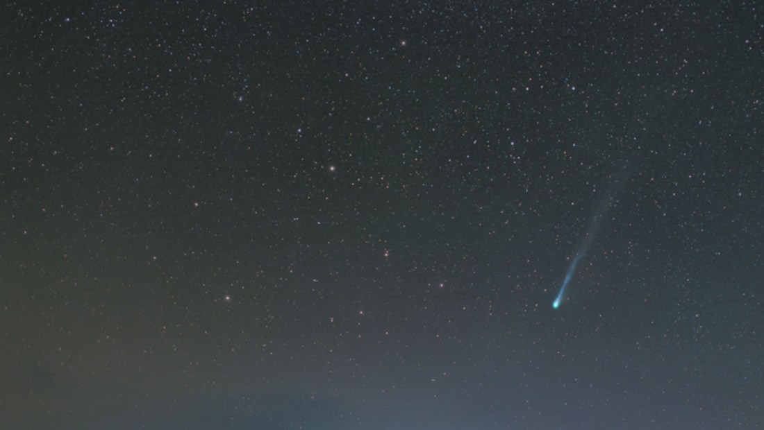 Fotografía del cometa Pons-Brooks tomada el 5 de marzo de 2024 en los cielos de Revúca, Eslovaquia. El cometa destaca por su coma de color verde (la coma es la nube de polvo y gas que envuelve el núcleo) y su larga cola. (Crédito: sitio web "Astronomy Picture of the Day"/NASA/Petr Horálek/Instituto de Física de Opava)