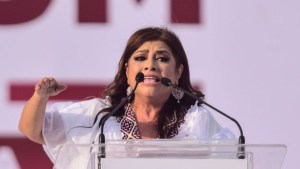 Clara Brugada da un discurso en el evento de inicio de campaña presidencial de Claudia Sheinbaum el 1 de marzo de 2024 en el Zócalo de la Ciudad de México. (Foto: Jaime López/Getty Images)