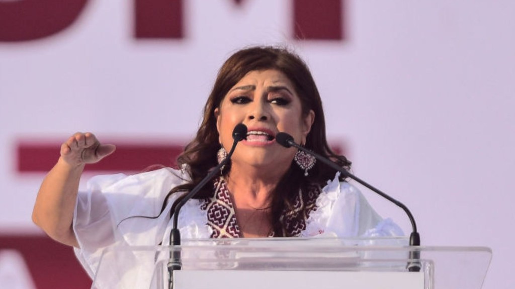 Clara Brugada da un discurso en el evento de inicio de campaña presidencial de Claudia Sheinbaum el 1 de marzo de 2024 en el Zócalo de la Ciudad de México. (Foto: Jaime López/Getty Images)