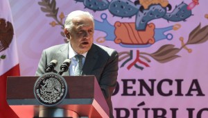El presidente de México, Andrés Manuel López Obrador, pronuncia un discurso durante el 86 aniversario de la nacionalización del petróleo en la sede de Petróleos Mexicanos (Pemex) en la Ciudad de México el 18 de marzo de 2024. (Crédito: RODRIGO OROPEZA/AFP vía Getty Images)
