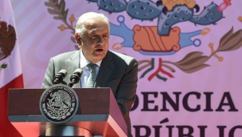 El presidente de México, Andrés Manuel López Obrador, pronuncia un discurso durante el 86 aniversario de la nacionalización del petróleo en la sede de Petróleos Mexicanos (Pemex) en la Ciudad de México el 18 de marzo de 2024. (Crédito: RODRIGO OROPEZA/AFP vía Getty Images)