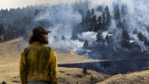 Un bombero observa cómo un incendio quema hierba el 26 de marzo de 2022 en Boulder, Colorado. (Foto: Michael Ciaglo/Getty Images)