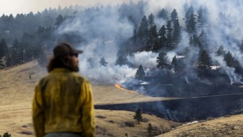 Un bombero observa cómo un incendio quema hierba el 26 de marzo de 2022 en Boulder, Colorado. (Foto: Michael Ciaglo/Getty Images)