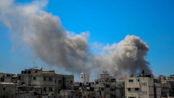 Una imagen muestra humo después del bombardeo israelí en las cercanías del hospital Al-Shifa en la ciudad de Gaza el 23 de marzo de 2024, en medio de batallas en curso entre Israel y Hamas. (Foto: AFP)