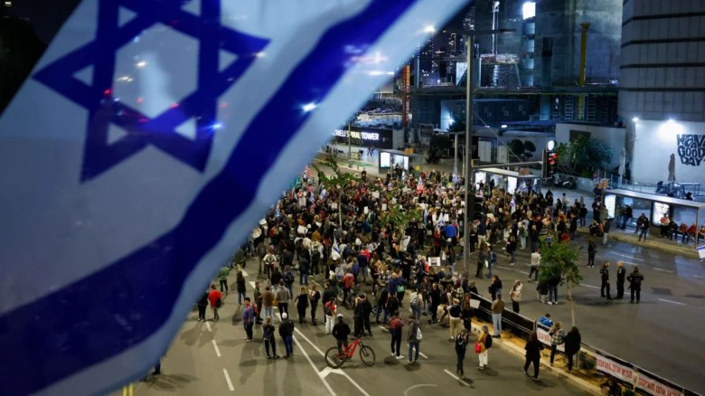 Un grupo de personas bloquea una carretera durante una manifestación que pide la devolución de los rehenes retenidos en Gaza desde el 7 de octubre, en Tel Aviv, Israel, el 26 de marzo de 2024. (Crédito: Carlos Garcia Rawlins/Reuters)