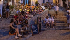 Muchas noches de fiesta en España terminan bien entrada la madrugada, con restaurantes que sirven comidas hasta medianoche. (Crédito: Zowy Voeten/Getty Images)
