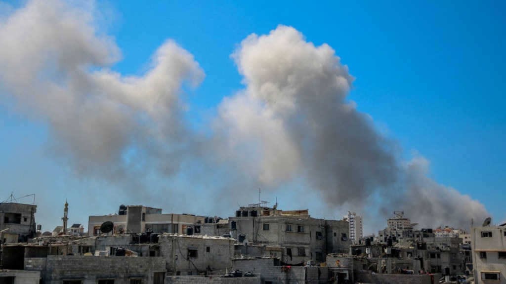Una imagen muestra humo tras un bombardeo israelí en las inmediaciones del hospital Al Shifa en la ciudad de Gaza el 23 de marzo de 2024, en medio de los combates entre Israel y Hamas. (Foto: AFP vía Getty Images)