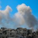 Una imagen muestra humo tras un bombardeo israelí en las inmediaciones del hospital Al Shifa en la ciudad de Gaza el 23 de marzo de 2024, en medio de los combates entre Israel y Hamas. (Foto: AFP vía Getty Images)