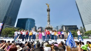 Integrantes de la coalición Fuerza y Corazón por México durante un mitin en el Ángel de la Independencia. Foto tomada de X.