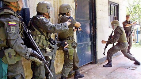 Miembros de la unidad antisecuestros de la policía colombiana se entrenan en rescate de rehenes el 9 de mayo de 2002, en Medellín, Colombia. El Grupo de Acción Unificada para la Libertad (GAULA) ha recibido capacitación en Estados Unidos. (Foto: Fernando VERGARA (Foto de FERNANDO VERGARA / AFP) (Foto de FERNANDO VERGARA/AFP vía Getty Images).