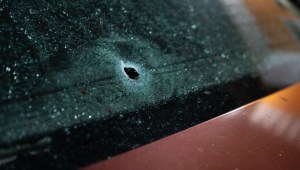 Se muestra un agujero de bala en un automóvil en Lerdo de Tejada, Veracruz, México, el 19 de enero de 2024. (Foto: Victoria Razo/AFP/vía Getty Images).
