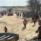 Los familiares esperan recibir los cuerpos de los mineros que murieron tras el colapso de una mina ilegal, en Puerto Guacara en la Paragua,Bolívar, Venezuela, el 21 de febrero de 2024. (Foto: Pableysa Ostos/AFP/vía Getty Images).