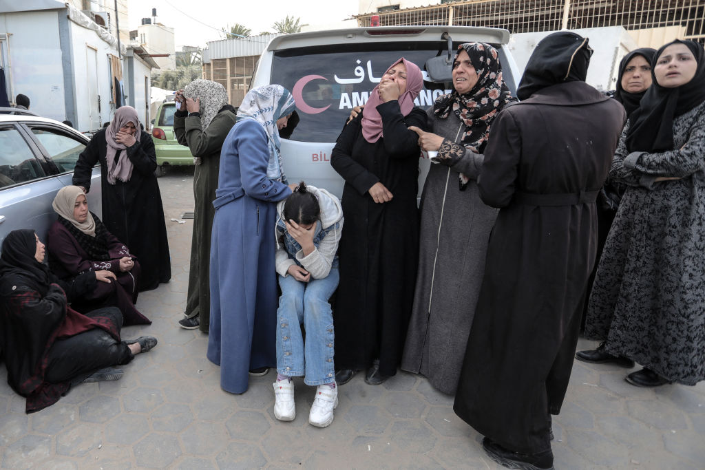 Mujeres palestinas lloran a sus familiares tras bombardeo israelí en Deir al-Balah, en el centro de Gaza el 1 de marzo de 2024. (Foto: AFP vía Getty Images).