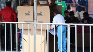 La gente vota en un colegio electoral durante las elecciones municipales en San Salvador, el 3 de marzo de 2024. (Foto de Marvin Recinos / AFP vía Getty Images).
