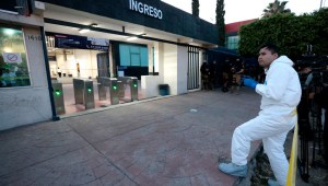 Personal forense y policías de investigación realizan trabajos de campo luego de un ataque en un campus universitario tecnológico en el que fueron asesinadas dos mujeres, en Guadalajara, Estado de Jalisco, México, el 6 de marzo de 2024. (Foto de ULISES RUIZ / AFP) (Foto de ULISES RUIZ /AFP vía Getty Images)