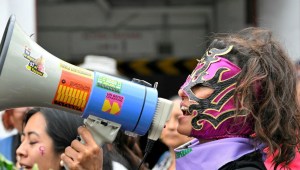 Una mujer grita consignas con un megáfono durante una marcha con motivo del Día Internacional de la Mujer en Quito, el 8 de marzo de 2024. (Foto: Rodrigo Buendía/AFP vía Getty Images).
